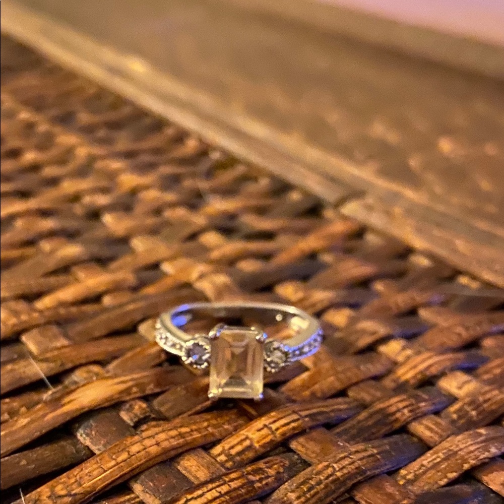 🌺 Silver ring with princess cut yellow stone